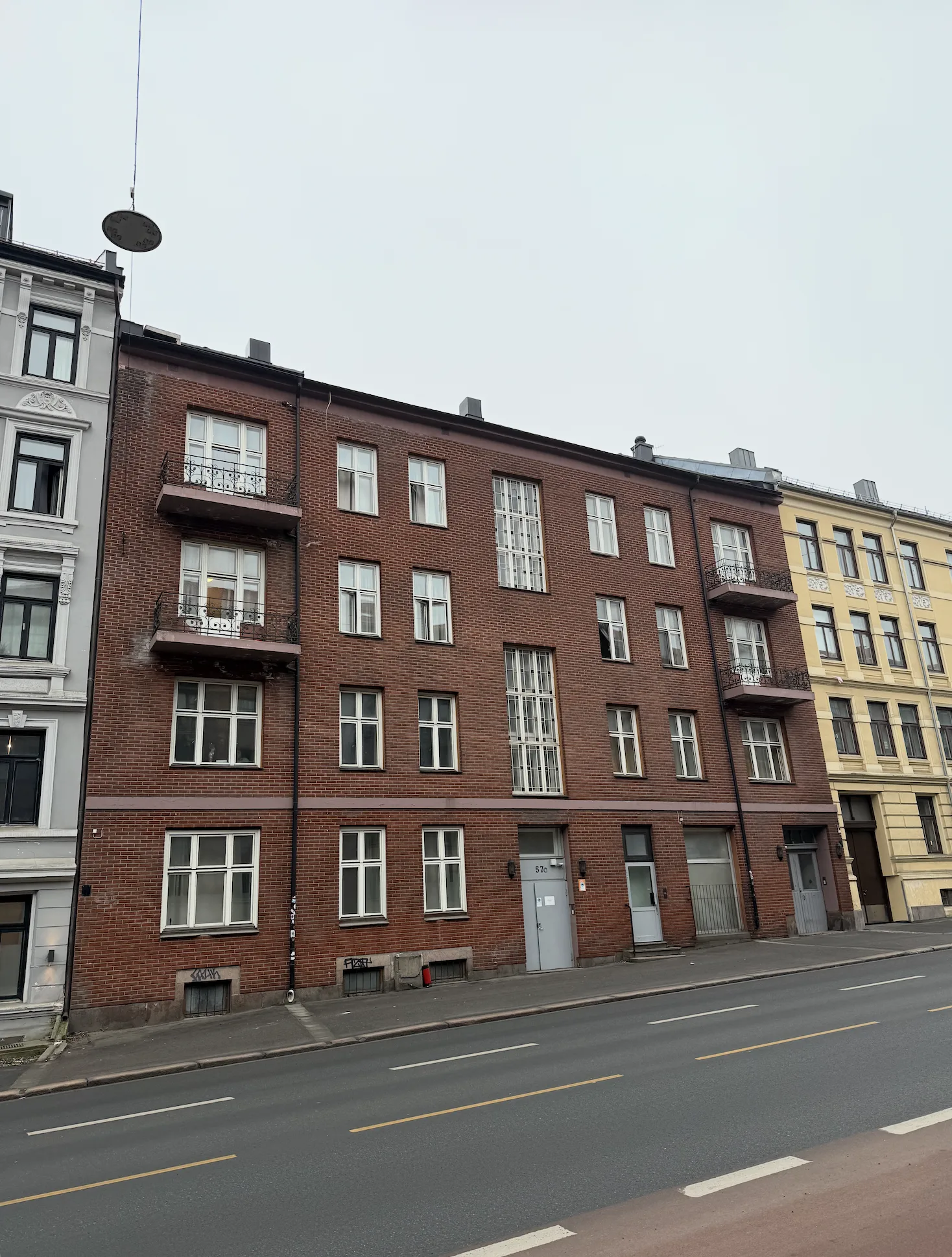 Frontfasade før rehabilitering